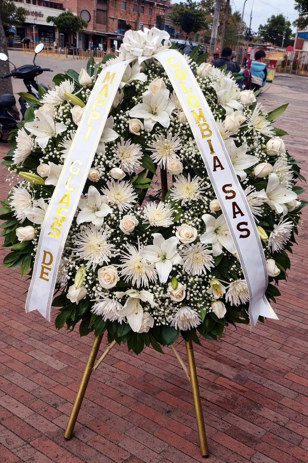 Corona fúnebre de lirios y rosas en Cajicá R13 - Arreglos Fúnebres en Cajicá Te Mando Flores.
